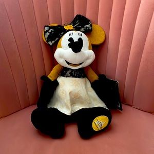 Minnie Mouse Main Attraction Pirates of the Caribbean